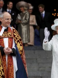 Královna Alžběta II. před katedrálou svatého Pavla