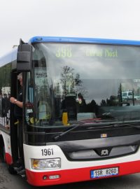 Autobus na lince 398 z Poděbrad do Prahy