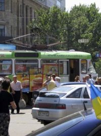 Při výbuchu v tramvaji v ukrajinském Dněpropetrovsku bylo zraněno devět lidí