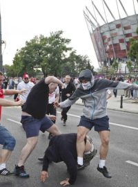 Násilí mezi polskými a ruskými fotbalovými fanoušky u varšavského stadionu