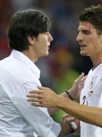 Trenér Německa Löw děkuje Gomezovi za jeho výkon