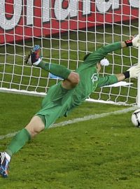 Portugalský gólman Rui Patrício není podle Vladimíra Šmicra příliš sebejistý a mohl by udělat chybu. Euro 2012