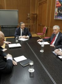 Nový řecký premiér Antonis Samaras (uprostřed) s dalšími lídry stran, ministrem financí a šéfem řecké národní banky