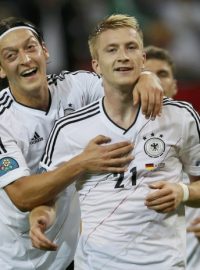 Mesut Özil gratuluje Marku Reusovi ke gólu do sítě Řecka