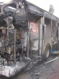 Hasiči likvidují požár autobusu v Ostravě