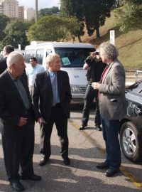 Vicemistři světa přijíždějí - zleva trojice Mašek, Masopust, Jelínek, bokem herec a jejich fanoušek Jan Jiráň
