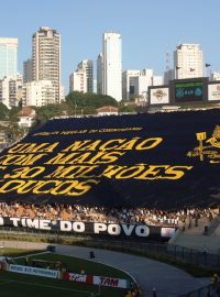 Úžasná choreografie fanoušků Corinthians na stadionu Pacaembu