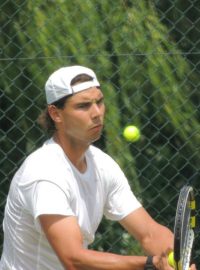 Rafael Nadal se rozehrává před duelem s Lukášem Rosolem