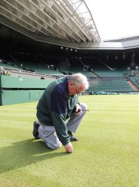 Eddie Seaward pečuje o trávník ve Wimbledonu přes dvacet let