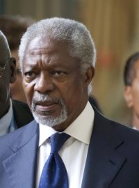 Kofi Annan (uprostřed)