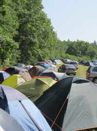 Stanové městečko na louce u divadla