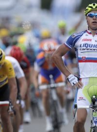 Slovenský cyklista Peter Sagan vyhrál první etapu Tour de France. Vedle jede ve žlutém Švýcar Fabian Cancellara, který skončil druhý