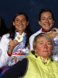 Bronzová štafeta z ME Zuzana Bergrová, Jitka Bartoničková, Denisa Rosolová, Zuzana Hejnová. Vpředu jejich trenérka Martina Blažková