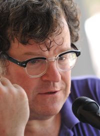 Kenneth Lonegan a tlumočnice Helena Koutná