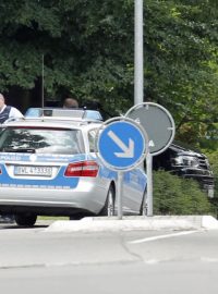 Německá policie před domem, v němž se odehrála tragédie