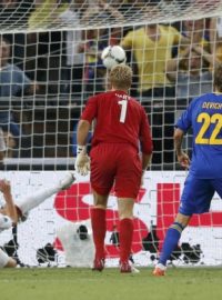 Referee Viktor Kassai of Hungary  (L) Ukraine&#039;s Marko Devic  (2nd R) England&#039;s Ashley Cole (R) and goalkeeper Joe Hart (C) watch as England&#039;s John Terry (2nd L) clears the ball from the goal mouth during their Group D Euro 2012