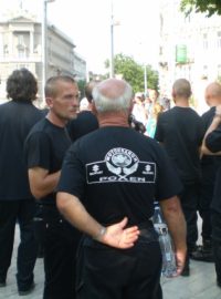 ... a čerň extrémistů - antidemonstrantů