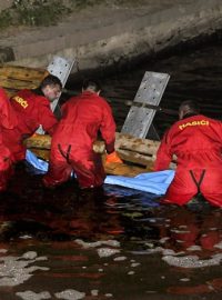 Hasiči likvidují havárii na řece Blata na Prostějovsku, kam unikla kejda z družstva