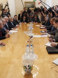 Ruský ministr zahraničí Sergej Lavrov (4. zprava) jedná v Moskvě s lídry syrské opozice
