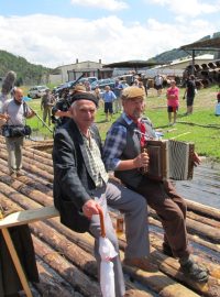 Na voru byla dobrá nálada a vyhrávala také harmonika