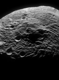 Povrch asteroidu Vesta
