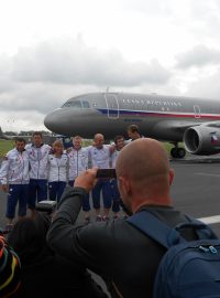 Novináři si na vojenském letišti ve Kbelích fotí odlétající olympioniky