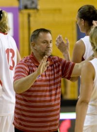 Trenér českých basketbalistek Lubor Blažek (uprostřed) blahopřeje svému týmu k vítězství