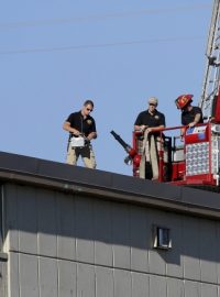 Pyrotechnici federální policie připravují zneškodnění výbušnin v bytě útočníka Jamese Holmese