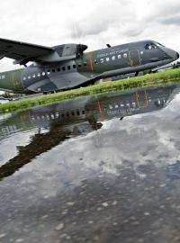 Vojenský dopravní letoun CASA C–295M. CASA letěla z Prahy přes Kazaň a Novosibirsk do mongolského Bulganu