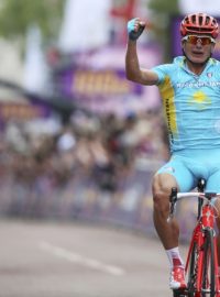 Vítěz olympijského závodu cyklistů s hromadným startem Alexandr Vinokurov