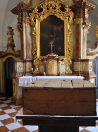 V kostele Panny Marie Sněžné v Praze, začal archeologický průzkum pod hrobem čtrnácti umučených františkánů. Bedna kde byly ostatky františkánů
