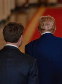 Donald Trump (uprostřed) po prohlášení k útokům na jaderná zařízení v Íránu