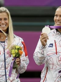 Andrea Hlaváčková a Lucie Hradecká, stříbrné medailistky. Olympiáda, Londýn 2012
