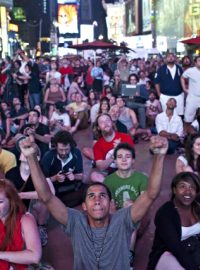Zájemci o kosmonautiku sledovali přistání na Time Square v New Yorku v přímém přenosu z řídícího centra NASA