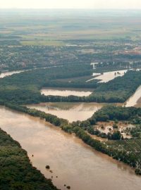 Roudnice nad Labem s lužním lesem, který pomáhal zpomalit povodňovou vlnu na dolním toku řeky