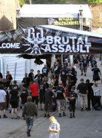 V Jaroměři na Náchodsku začal 17. ročník metalového hudebního festivalu Brutal Assault. Potrvá do 11. srpna.