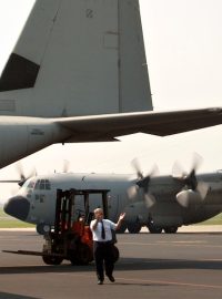 Pomoc přicházela i ze zahraničí. Například v sobotu 17. srpna přistály na ruzyňském letišti dva plné herkulesy italské armády