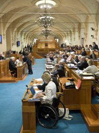 Schůze Senátu, který má na programu návrh zákona o majetkovém vyrovnání s církvemi