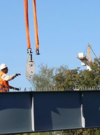 Instalace hlavních nosníků nového mostu za zimním stadionem v Českých Budějovicích