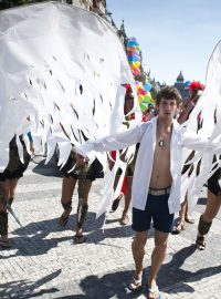 Průvod účastníků Prague Pride prošel Prahou