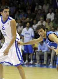 Kvalifikační utkání basketbalistů o postup na mistrovství Evropy ČR - Itálie 18. srpna v Chomutově. Český hráč Tomáš Satoranský (vlevo) a Ital Andrea Cinciarini