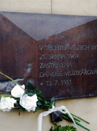 Pamětní desku D. Muzikářové na Moravském náměstí ozdobily čerstvé květiny a věnce