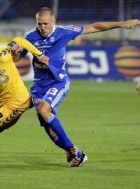 Utkání 5. kola první fotbalové ligy FC Vysočina Jihlava - SKC Sigma Olomouc 24. srpna v Jihlava. Jihlavský hráč Stanislav Tecl (vlevo) a olomoučtí Martin Šindelář a Tomáš Hořava (vpravo).