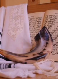 Troubení na šofar během svátku Roš hašana symbolizuje hřmění na hoře Sinaj