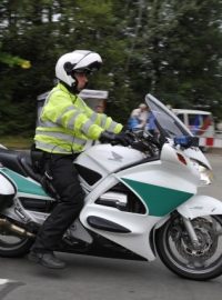 Policista dohlíží v Brně příjezd návštěvníků motocyklové grand prix