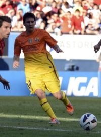 Osasuna&#039;s Marc Bertran (L) and Francisco Punal Martinez (R) challenge Barcelona&#039;s Lionel Messi  during their Spanish first division soccer match at Reyno de Navarra stadium in Pamplona August 26, 2012