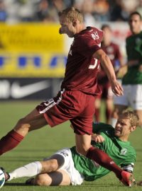 Jablonecký Karel Piták (dole) v souboji s Jiřím Jarošíkem ze Sparty