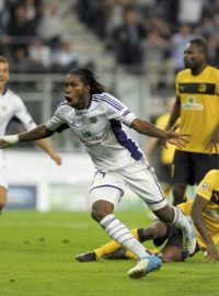 Mbokani z Anderlechtu se raduje ze vstřelení postupovéhgólu do sítě Limassolu