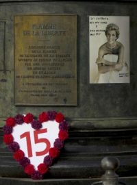 U památníku poblíž místa nehody si lidé připomněli 15 let od smrti princezny Diany