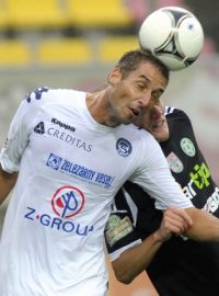 Tomáš Krbeček z Příbrami (vpravo) bojuje o míč s Jiřím Valentou ze Slovácka